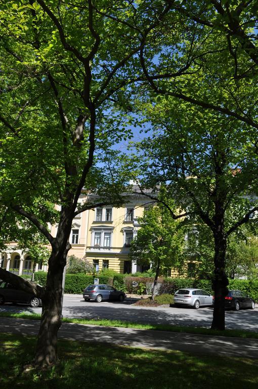 Ferienwohnung Im Univiertel Mit Garten Graz Exterior foto
